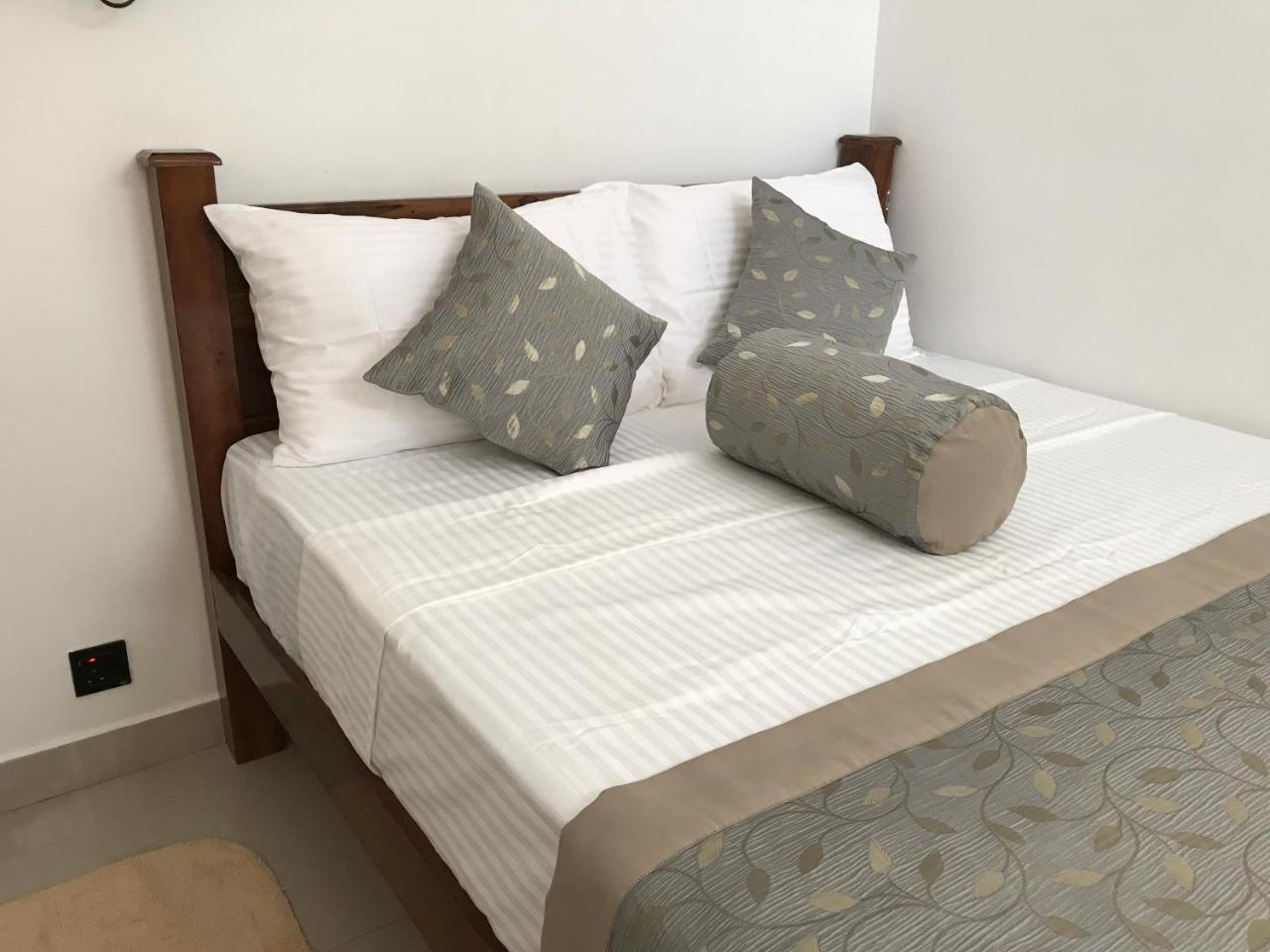 Royal White Tourist Rest Hotel Anuradhapura Exterior foto