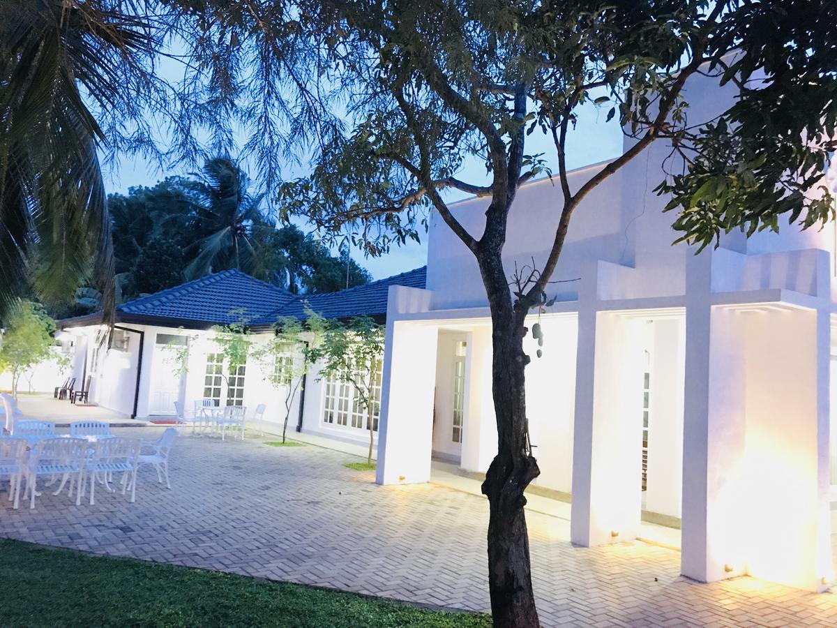 Royal White Tourist Rest Hotel Anuradhapura Exterior foto