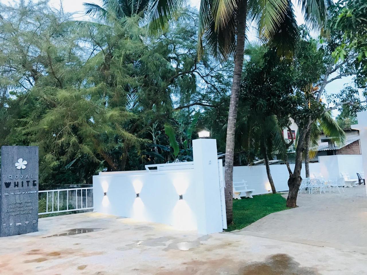 Royal White Tourist Rest Hotel Anuradhapura Exterior foto