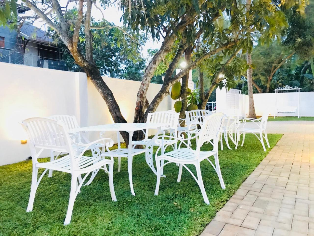 Royal White Tourist Rest Hotel Anuradhapura Exterior foto