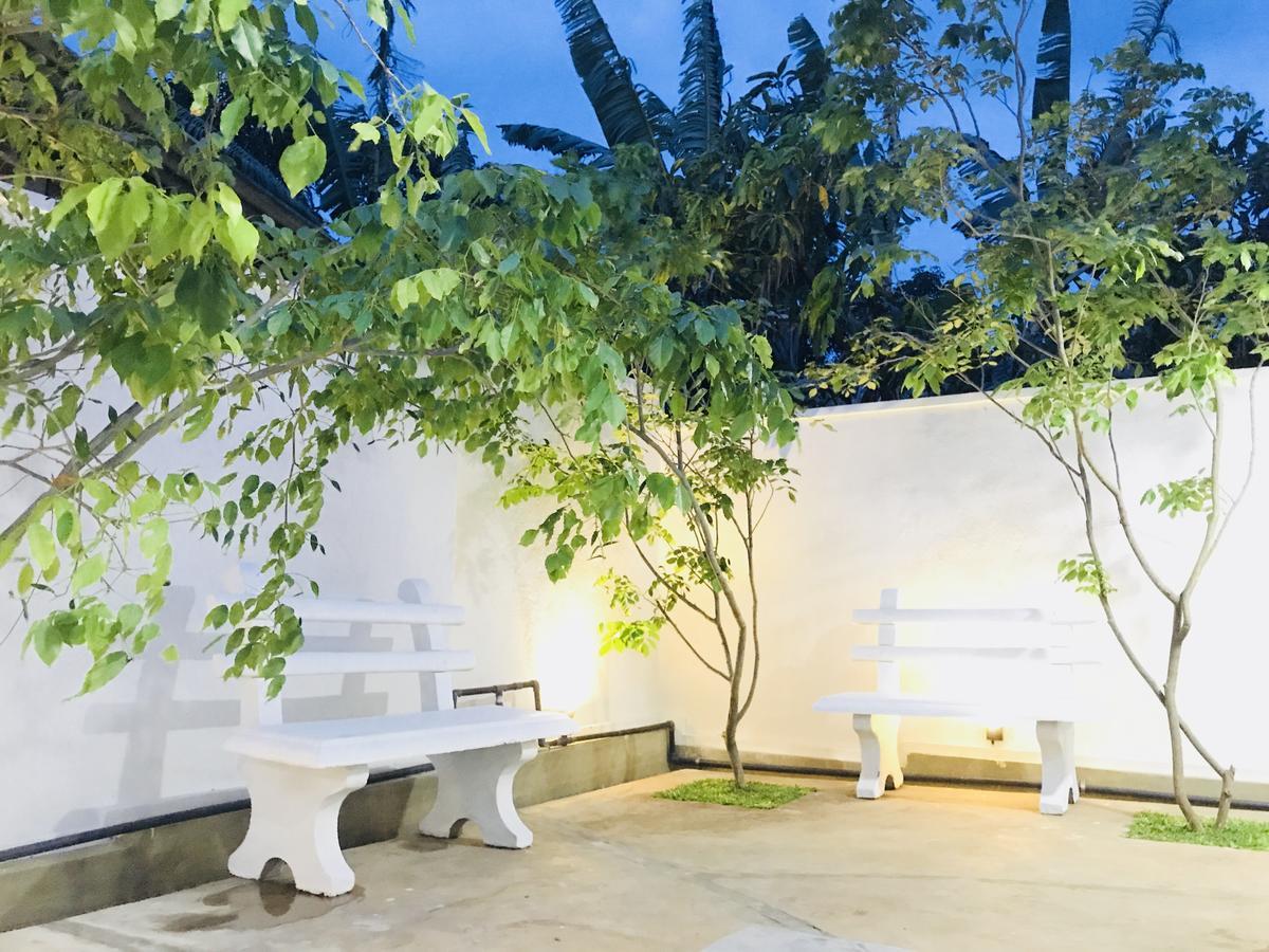 Royal White Tourist Rest Hotel Anuradhapura Exterior foto