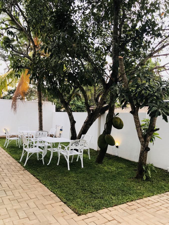 Royal White Tourist Rest Hotel Anuradhapura Exterior foto